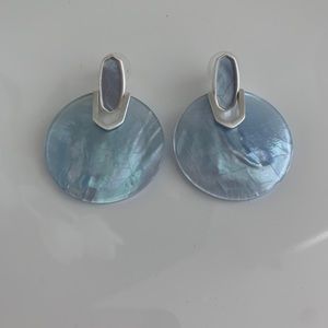 💖Kendra Scott Didi earrings in Sky Blue Illusion.